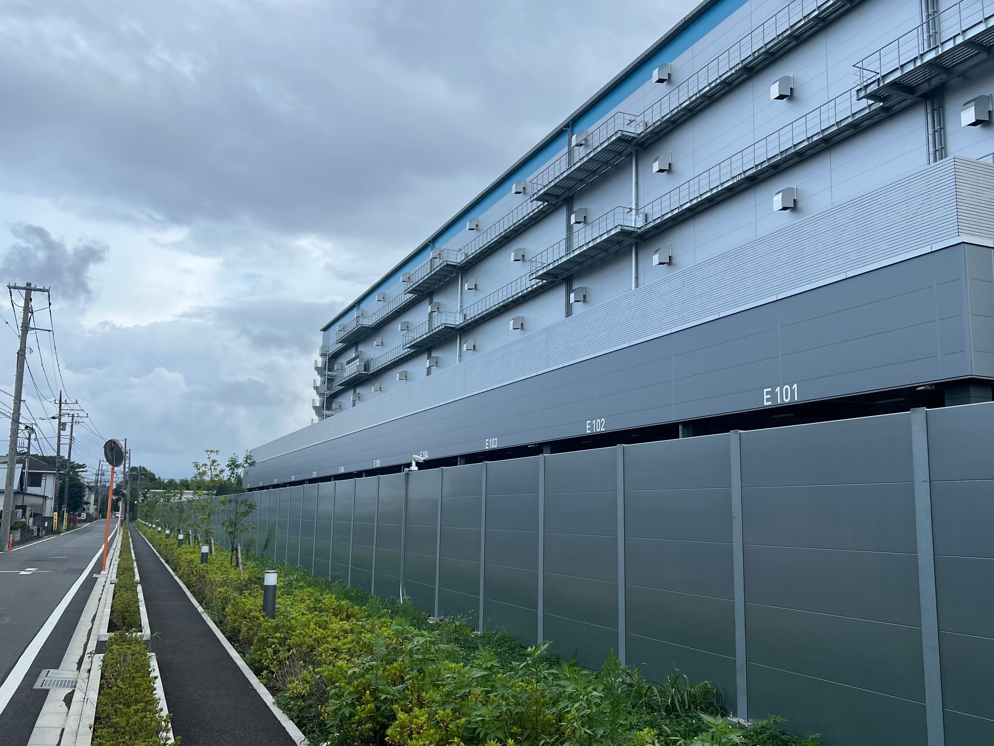 セットバックを行い設置した自主管理歩道と防音壁