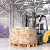 フォークリフト作業はスタッフに<br class="visible:media-pc">お任せ！<span class="blue">倉庫に行かなくてOK</span>